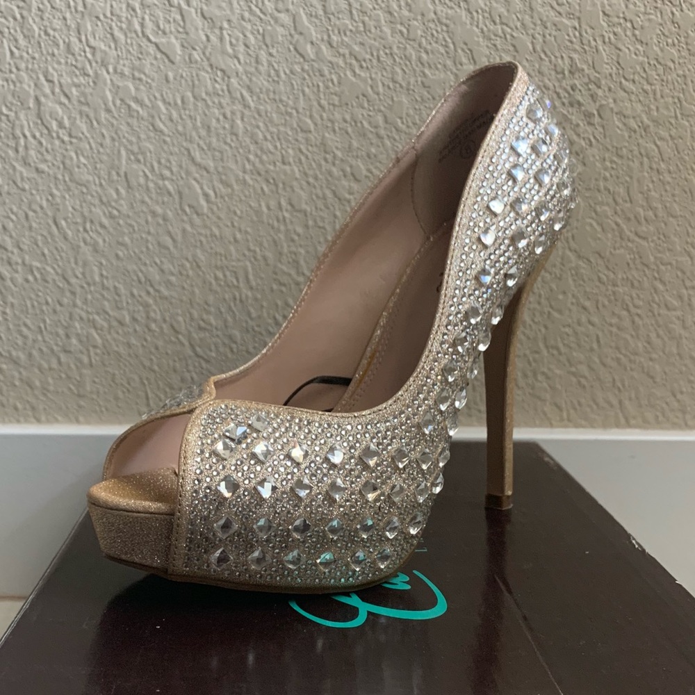 Nude Sparkle Pump